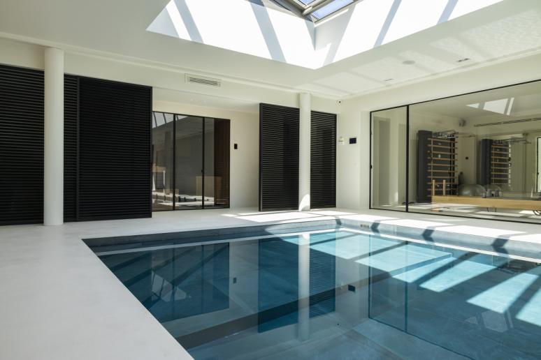 Groot binnenzwembad geplaatst door Total Pool Concept